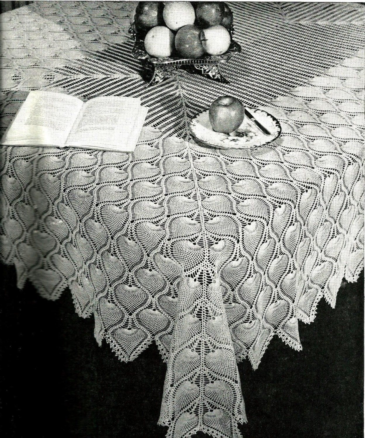 Crocheted Table Cloth, Handmade White Chunky Yarn Tablecloth 18403 – The  Vintage Teacup