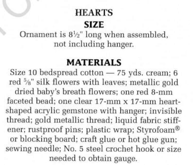 Puede incluir: Instrucciones para un adorno en forma de coraz&oacute;n hecho con algod&oacute;n para colcha de tama&ntilde;o 10, flores de seda, flores secas de aliento de beb&eacute;, una cuenta facetada roja, una piedra preciosa de acr&iacute;lico transparente y hilo met&aacute;lico dorado. El adorno mide 21,5 cm de largo una vez ensamblado.