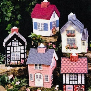 Può includere: Cinque copertine per porta fazzoletti a forma di case in miniatura. Le case sono realizzate in tela di plastica e decorate con filati colorati. Le case sono in vari stili, tra cui una casa con tetto rosso, una casa con tetto blu, una casa con tetto rosa, una casa in bianco e nero e una casa bianca con finiture blu.