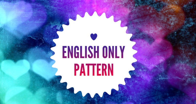 Puede incluir: Un c&iacute;rculo blanco con un borde dentado, sobre un fondo colorido de corazones borrosos. El c&iacute;rculo tiene un peque&ntilde;o coraz&oacute;n en la parte superior y el texto "ENGLISH ONLY PATTERN" en negro y rojo.
