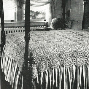 Peut inclure: Une photo en noir et blanc d'un lit avec une couverture de lit en crochet avec un motif en spirale. La couverture de lit a un bord festonné et est sur un lit à baldaquin.