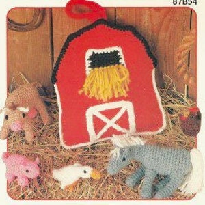 Puede incluir: Patrón de crochet para un granero rojo con una paca de heno amarilla en la parte superior y cinco animales de granja: una vaca marrón, un cerdo rosa, un pato blanco, un caballo gris y un gallo rojo.