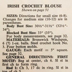 Pode incluir: Instru&ccedil;&otilde;es de croch&ecirc; para uma blusa de croch&ecirc; irlandesa. O padr&atilde;o inclui tamanhos para pequeno (6-8) e m&eacute;dio (10-12), medidas de busto, materiais, calibre e instru&ccedil;&otilde;es gerais para o primeiro motivo. O padr&atilde;o &eacute; mostrado na p&aacute;gina 51 de um livro.