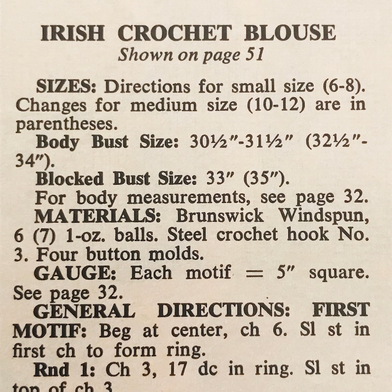 Pode incluir: Instru&ccedil;&otilde;es de croch&ecirc; para uma blusa de croch&ecirc; irlandesa. O padr&atilde;o inclui tamanhos para pequeno (6-8) e m&eacute;dio (10-12), medidas de busto, materiais, calibre e instru&ccedil;&otilde;es gerais para o primeiro motivo. O padr&atilde;o &eacute; mostrado na p&aacute;gina 51 de um livro.