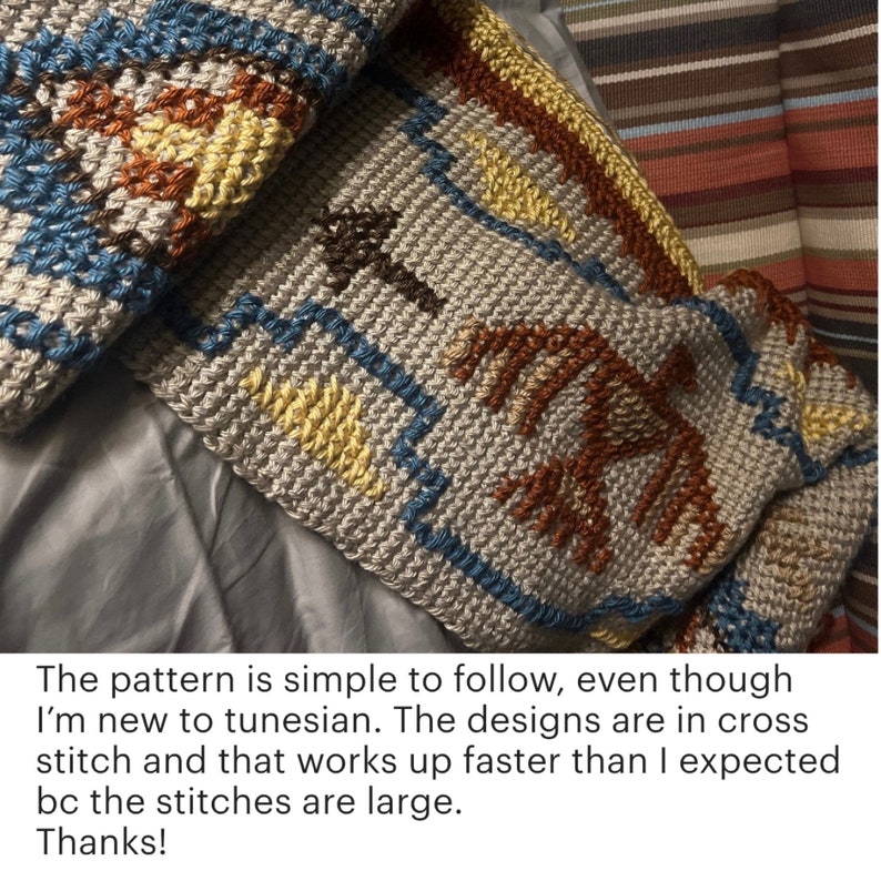 Puede incluir: Primer plano de una manta de crochet gris con un patr&oacute;n geom&eacute;trico en tonos de marr&oacute;n, amarillo y azul. La manta est&aacute; doblada por la mitad y el patr&oacute;n es visible en ambos lados.