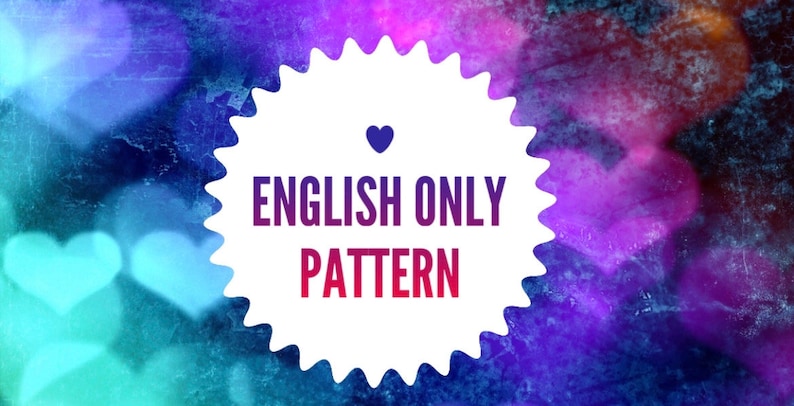Puede incluir: Un c&iacute;rculo blanco con un borde dentado y el texto "ENGLISH ONLY PATTERN" en letras azules y rojas. El c&iacute;rculo est&aacute; sobre un fondo de corazones borrosos de color p&uacute;rpura, azul y rojo.