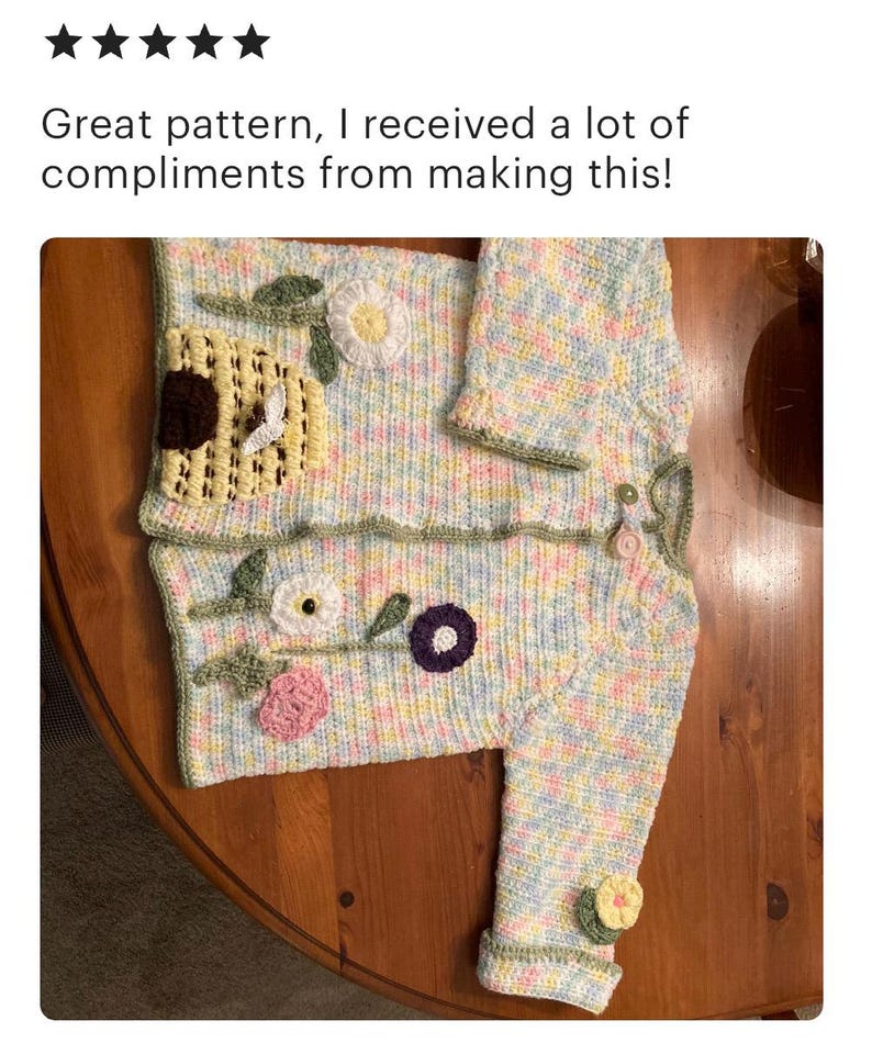 Puede incluir: Un c&aacute;rdigan de beb&eacute; tejido a crochet con un patr&oacute;n de cuadros pastel y aplicaciones florales. El c&aacute;rdigan tiene un dise&ntilde;o de colmena en la parte delantera y un gorro a juego.