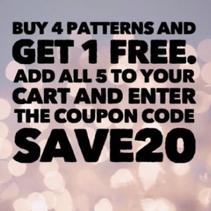 K&ouml;nnte beinhalten: Text auf einem verschwommenen Hintergrund aus Lichtern, der lautet: "BUY 4 PATTERNS AND GET 1 FREE. ADD ALL 5 TO YOUR CART AND ENTER THE COUPON CODE SAVE20"