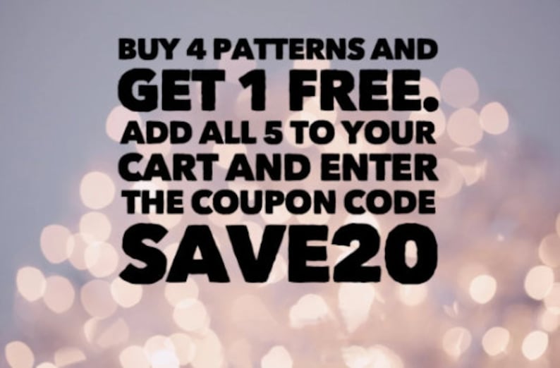 K&ouml;nnte beinhalten: Text auf einem verschwommenen Hintergrund aus Lichtern, der lautet: "BUY 4 PATTERNS AND GET 1 FREE. ADD ALL 5 TO YOUR CART AND ENTER THE COUPON CODE SAVE20"