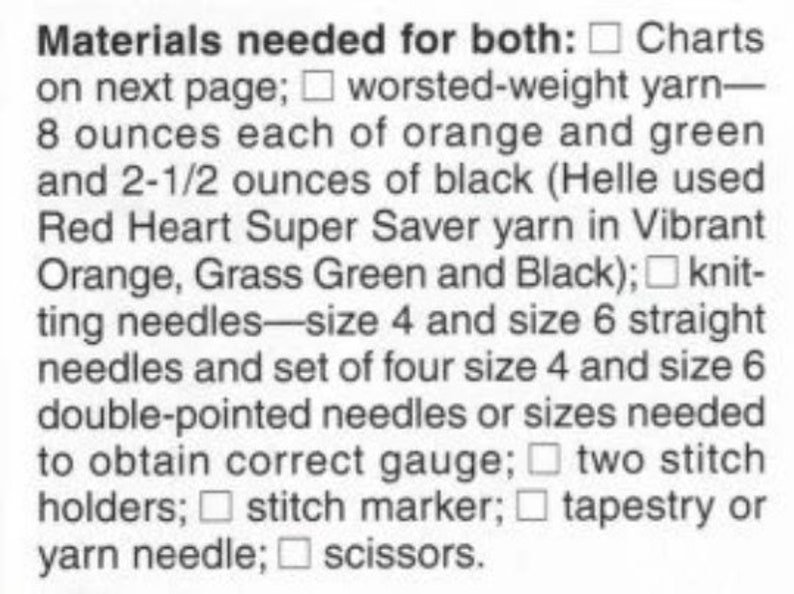 Może przedstawiać: Lista materiał&oacute;w potrzebnych do projektu rob&oacute;tek na drutach, w tym wł&oacute;czka w kolorze pomarańczowym, zielonym i czarnym, druty do rob&oacute;tek na drutach w rozmiarach 4 i 6, uchwyty na druty, znacznik ściegu, igła do tapiserii lub igła do wł&oacute;czki oraz nożyczki.
