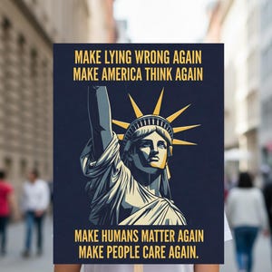 Może przedstawiać: Transparent protestacyjny z ilustracją Statuy Wolności. Transparent jest granatowy z żółtym tekstem, który brzmi: "MAKE LYING WRONG AGAIN, MAKE AMERICA THINK AGAIN, MAKE HUMANS MATTER AGAIN, MAKE PEOPLE CARE AGAIN."