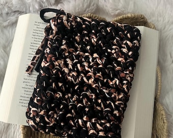 Housse Kindle au crochet à motif guépard noir | Housse en fil de t-shirt | Accessoire de lecture