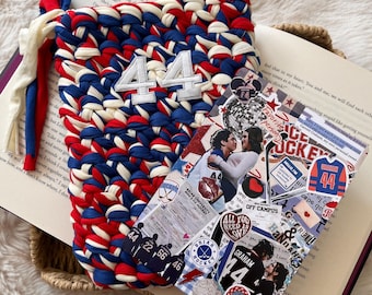 Étui Kindle « Romance hors campus et hockey » | Étui crochet inspiré de Garrett Graham