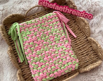 Étui Kindle crocheté, housse en fil de t-shirt fraise matcha, étui rose et vert fait main