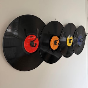 Kleiderständer aus Vinyl, umfunktionierter Schallplattenhalter mit vier 12-Zoll-Vinyl-Schallplatten