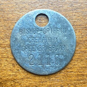 Étiquette d'orteil de crémation du crématoire Bishop Griffin Greenbrier AR ID jeton pièce funéraire vintage pour salon funéraire