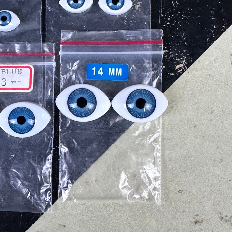 Vintage Flat Acrylic Blue Doll Eyes Lot of 5 Pairs 8mm 9mm 10mm 13mm 14mm New Old Stock immagine 8