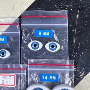 Vintage Flat Acrylic Blue Doll Eyes Lot of 5 Pairs 8mm 9mm 10mm 13mm 14mm New Old Stock immagine 5