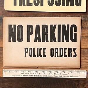 vintage No Parking Police Orders Panneau de sérigraphie en carton avant les années 1960 Noir Blanc image 3