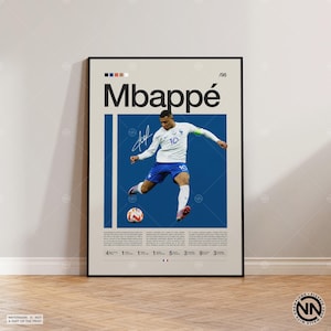 Puede incluir: Un póster enmarcado con Kylian Mbappé con un uniforme de fútbol blanco y azul pateando un balón de fútbol. El póster tiene un fondo azul con el nombre "Mbappé" en letras negras grandes. El póster incluye el número 10 y una firma.