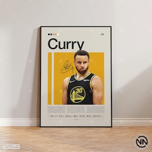 Pode incluir: Um poster emoldurado com o jogador de basquete Stephen Curry. O poster tem um fundo bege com o nome "Curry" em letras pretas grandes. Curry está vestindo uma camisa preta e dourada com o número 30. O poster inclui sua assinatura e uma faixa amarela.