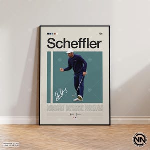 Puede incluir: Un póster enmarcado con el nombre "Scheffler" en letras negras grandes. Presenta a un golfista con atuendo azul marino, sosteniendo un palo de golf. El fondo es beige con un panel turquesa. Incluye la firma del golfista y el texto "WATERMARK IS NOT A PART OF THE PRINT."