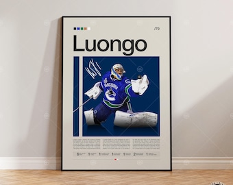 Puede incluir: Impresión artística enmarcada que presenta a un jugador de hockey con uniforme azul y verde, con el nombre "Luongo". La impresión incluye una firma y estadísticas, sobre un fondo azul oscuro. Marco negro.