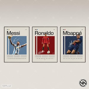 以下が含まれることがあります： サッカーのスター、メッシ、ロナウド、エムバペをフィーチャーした3つの額入りポスター。各ポスターは、選手の名前を太字で表示し、写真とサインが入ったミニマリストデザインです。ポスターは黒いフレームに入っています。