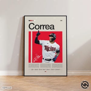 Può includere: Un poster incorniciato a tema baseball, con un giocatore in uniforme dei Twins, con il nome "Correa" in alto. Il design utilizza rosso e bianco, con la firma e le statistiche del giocatore in basso. Il numero "94" è in alto a destra.