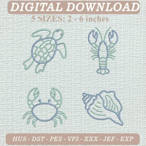 Op de afbeelding: Digitale download borduurontwerp set met vier omtrekken van zeedieren: een zeeschildpad, een kreeft, een krab en een schelp. De tekst luidt DIGITAL DOWNLOAD, 5 SIZES: 5 - 15 cm, HUS - DST - PES - VP3 - XXX - JEF - EXP.