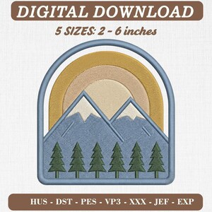 Peut inclure: Un motif de broderie représentant une chaîne de montagnes bleue aux sommets enneigés, un soleil jaune et des sapins verts dans une arche bleue. Le texte indique DIGITAL DOWNLOAD, 5 SIZES: 5 - 15 cm, et les formats HUS, DST, PES, VP3, XXX, JEF, EXP.