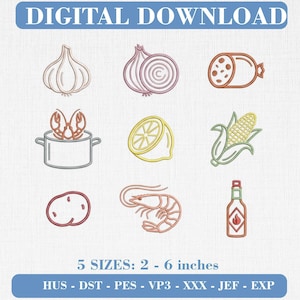 Op de afbeelding: Een digitale download borduurontwerp set met negen voedseliconen: knoflook, ui, worst, pan met kreeft, citroen, maïs, aardappel, garnaal en hete saus. De tekst luidt DIGITAL DOWNLOAD en 5 SIZES: 2 - 6 inches, HUS - DST - PES - VP3 - XXX - JEF - EXP.