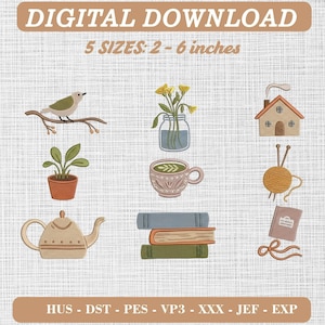 Könnte beinhalten: Ein digitales Stickmuster-Set mit einem Vogel auf einem Ast, einer Topfpflanze, einer Teekanne, gelben Blumen im Glas, einer Kaffeetasse, drei gestapelten Büchern, einem Haus, einem Wollknäuel mit Nadeln und einem Notizbuch, mit dem Text DIGITAL DOWNLOAD 5 SIZES: 2 - 6 inches und HUS - DST - PES - VP3 - XXX - JEF - EXP.
