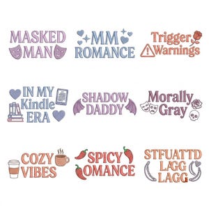 Op de afbeelding: Een verzameling van negen geborduurde patches met tekst en iconen. De zinnen zijn onder andere MASKED MAN, MM ROMANCE, Trigger Warnings, IN MY Kindle ERA, SHADOW DADDY, Morally Gray, COZY VIBES, SPICY OMANCE en STFUATTD LAGG LAGG met diverse symbolen.