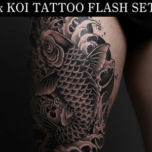 Può includere: Design di tatuaggio di pesce koi nero e grigio con onde d'acqua. Il testo "5x KOI TATTOO FLASH SET" è in alto. Il tatuaggio è su una gamba.