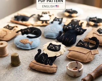 Puede incluir: Un patrón PDF digital en inglés con varios adornos de fieltro de gatos. Los diseños incluyen gatos negros en varias posturas, como sentados en una caja de cartón, con melena de león y descansando cerca de una pecera. Se ven herramientas de costura.