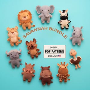 Op de afbeelding: Een verzameling van tien vilten knuffeldieren in een cirkel op een lichtblauwe achtergrond. De tekst SAVANNAH BUNDLE staat in een boog erboven, en een wit rechthoekig label vermeldt DIGITAL PDF PATTERN ENGLISH met een klein Amerikaans vlaggetje.