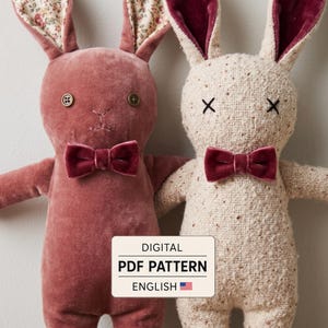 Puede incluir: Dos muñecos de conejo de peluche con pajaritas. El conejo izquierdo es de terciopelo rosa empolvado con ojos de botón y orejas florales. El derecho es de tela color crema texturizada con ojos en forma de X. Una etiqueta dice: DIGITAL PDF PATTERN ENGLISH.