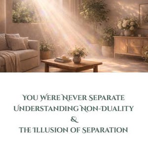 以下が含まれることがあります： 穏やかな日差しが差し込む室内。ベージュのソファ、クッションとスロー、本と花瓶のある木製コーヒーテーブル、花瓶のある木製キャビネット。テキスト:「YOU WERE NEVER SEPARATE UNDERSTANDING NON-DUALITY & THE ILLUSION OF SEPARATION。」