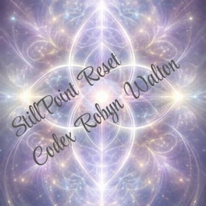 Puede incluir: Impresión de arte digital abstracto con un diseño simétrico en tonos morado, azul y dorado. La obra presenta una fuente de luz central y brillante con líneas radiantes y el texto "Still Point Reset Codex Robyn Walton".