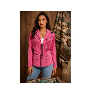 Jaqueta feminina de couro camurça rosa estilo western, com franjas, inspiração country, boho, bordada tribal e com detalhes texturizados.
