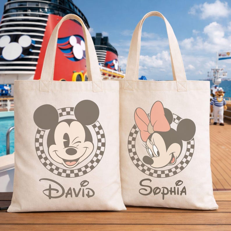Pu&ograve; includere: Due borse tote in tela color crema con grafiche di Topolino e Minnie. Una presenta Topolino con il nome "David", l'altra Minnie con "Sophia". Ogni personaggio &egrave; all'interno di un cerchio a scacchi, Minnie con un fiocco rosa chiaro.