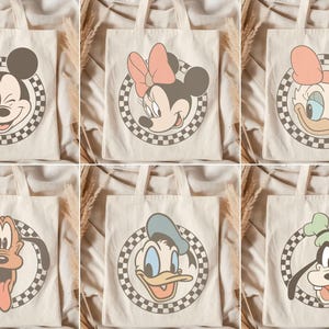 Pu&ograve; includere: Sei borse di tela con diversi personaggi Disney. Ogni borsa presenta il volto di un personaggio all'interno di un cerchio a scacchi. I personaggi includono Topolino, Minnie, Paperina, Pippo, Paperino e Pluto.
