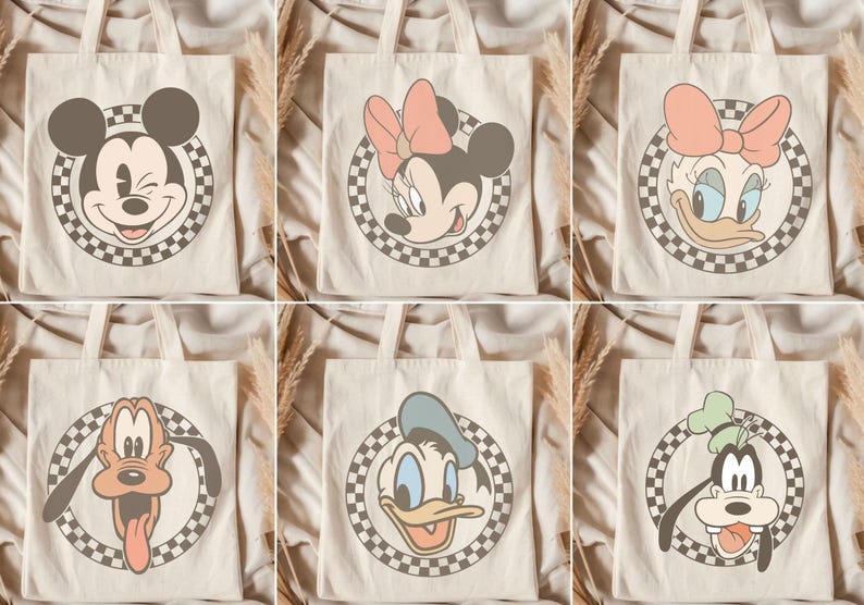 Pu&ograve; includere: Sei borse di tela con diversi personaggi Disney. Ogni borsa presenta il volto di un personaggio all'interno di un cerchio a scacchi. I personaggi includono Topolino, Minnie, Paperina, Pippo, Paperino e Pluto.
