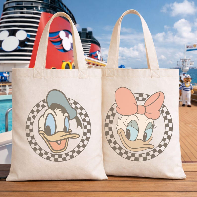 Pu&ograve; includere: Due borse tote in tela color crema con personaggi dei cartoni animati. Una borsa presenta Paperino con un cappello blu, l'altra Paperina con un fiocco rosa. Entrambi i disegni sono in una cornice circolare con un bordo a scacchi.