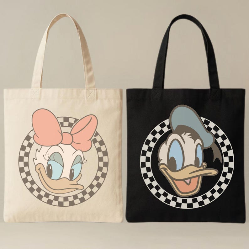 Pu&ograve; includere: Due borse tote con disegni di personaggi dei cartoni animati. Una borsa &egrave; bianco sporco con Daisy Duck, l'altra &egrave; nera con Donald Duck. Entrambe le borse hanno un bordo a scacchi attorno al volto del personaggio e un manico abbinato.