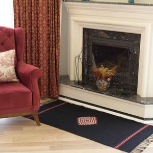 Tapete Kilim de Lã Preta Tecido à Mão: Tapete Turco Boho