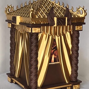 Peut inclure: Une boîte décorative ornée avec un toit et des accents dorés. La boîte présente des piliers bruns et des rideaux dorés. De forme rectangulaire, elle semble être en bois. Le design est détaillé, suggérant un objet de décoration ou d'exposition.