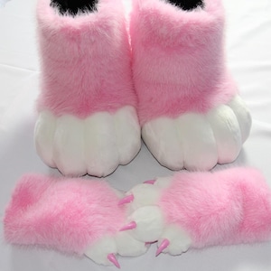 Puede incluir: Pies y cubiertas de manos de disfraz con forma de pata, rosas y blancos. Los pies son grandes, con pelaje rosa y almohadillas blancas. Las cubiertas de las manos son rosas con almohadillas blancas y garras rosas. Para cosplay o disfraces.