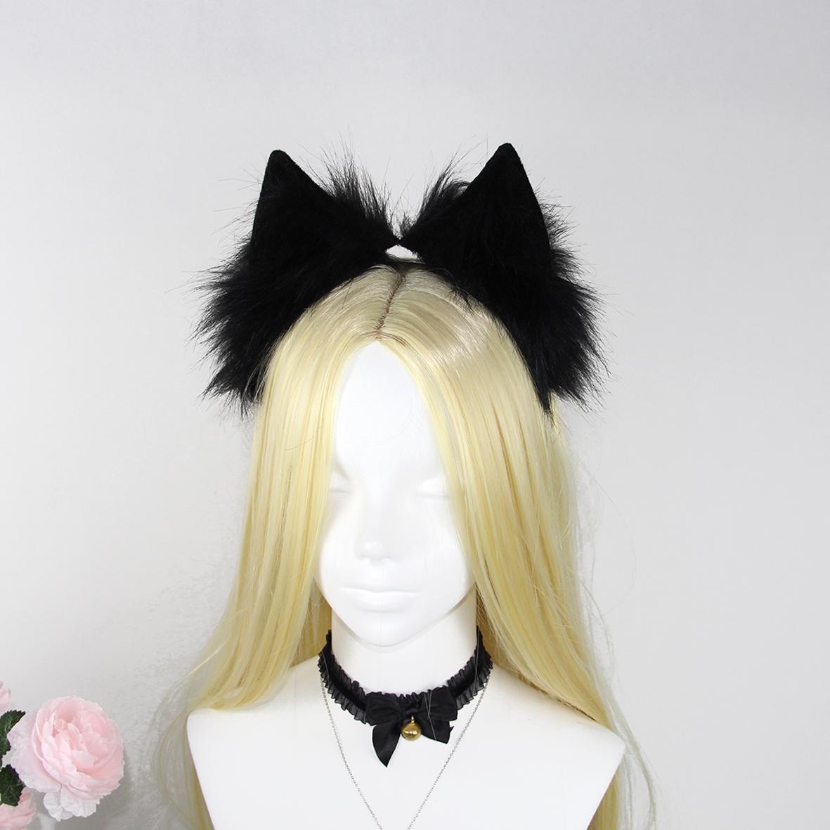 Komi-san timida e con le orecchie da gatto nel cosplay dell'italiana